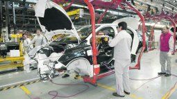 Producción. En los últimos meses, la fabricación de 0 km se sostuvo por la demanda de Brasil. Pese a eso, hay suspensiones y planes de retiro.