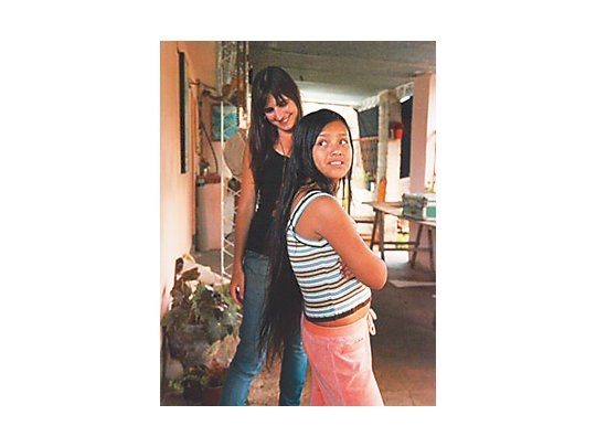 Una imagen de «Nosilatiaj. La Belleza», de Daniela Seggiaro, sobre la relación entre una mucama wichi y la familia para la cual trabaja.