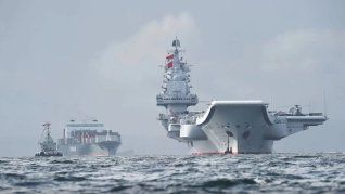 China reunió sus dos portaaviones más importantes y encendió la alarma. China reunió sus dos portaaviones más importantes y encendió la alarma.