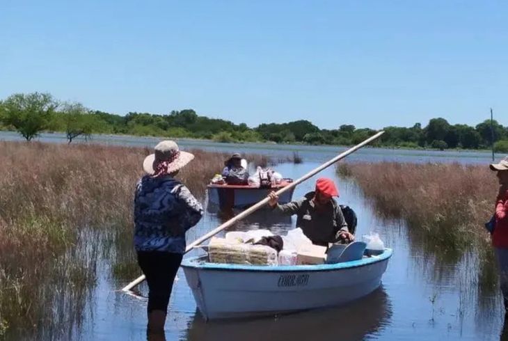Parte de la asistencia a los damnificados correntinos se entrega por vía fluvial. Parte de la asistencia a los damnificados correntinos se entrega por vía fluvial.