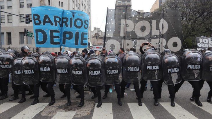 La Policía durante la represión del miércoles.