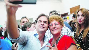 Luis Lacalle Pou&nbsp;junto con&nbsp;simpatizantes a la hora de votar. El recuento tuvo en vilo a todo Uruguay. &nbsp;