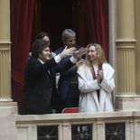 Milei en el palco de Diputados durante el informe de gestión de Manuel Adorni. Junto a él, Karina Milei, Luis Caputo y Sandra Pettovello. Milei en el palco de Diputados durante el informe de gestión de Manuel Adorni. Junto a él, Karina Milei, Luis Caputo y Sandra Pettovello.