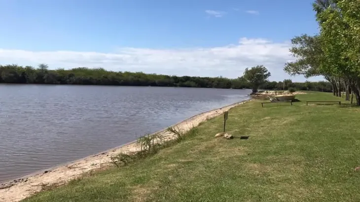 Un destino chico que juega en grande: cuando el calor aprieta, el plan aparece entre verde, agua y una sorpresa en la copa.