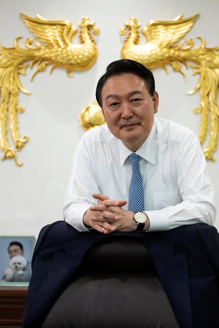 Yoon Suk Yeol, un outsider de la política, que ascendió al máximo poder en Corea, mostrándose como un hombre “común”. Yoon Suk Yeol, un outsider de la política, que ascendió al máximo poder en Corea, mostrándose como un hombre “común”.