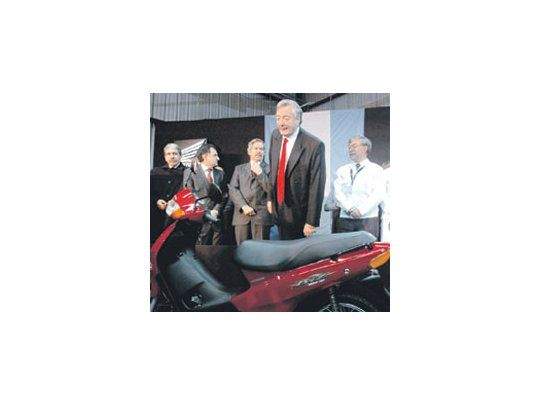 Néstor Kirchner examina el modelo que hará Honda en su nueva planta de Florencio Varela.