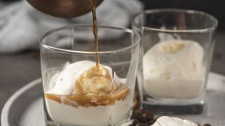 El Affogato se originó en Italia y se especula que nació durante el siglo XX. El Affogato se originó en Italia y se especula que nació durante el siglo XX.