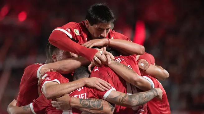 Independiente goleó a Unión, que queda relegado en la pelea por el título.