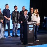 El gobernador Aicillof junto a intendentes junto a referentes del peronismo, en la noche del domingo de elecciones. El gobernador Aicillof junto a intendentes junto a referentes del peronismo, en la noche del domingo de elecciones.
