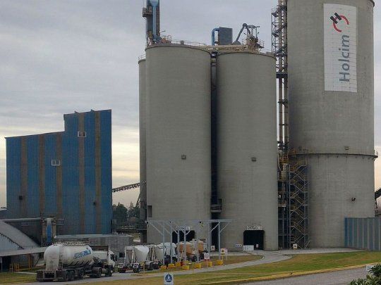 Holcim Argentina, empresa que está cumpliendo 90 años en el país, lidera el sector de la construcción en la producción de cemento, hormigón elaborado, agregados pétreos y servicios de asesoramiento técnico, definiendo los más altos estándares de calidad en productos y servicios.