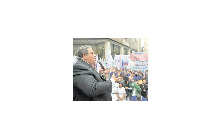 ámbito.com | Los bancarios se movilizaron ayer por la city porteña y complicaron la actividad financiera durante una hora. El secretario adjunto, Sergio Palazzo, reclamó un aumento del 25% y un mínimo de 7.200 pesos.