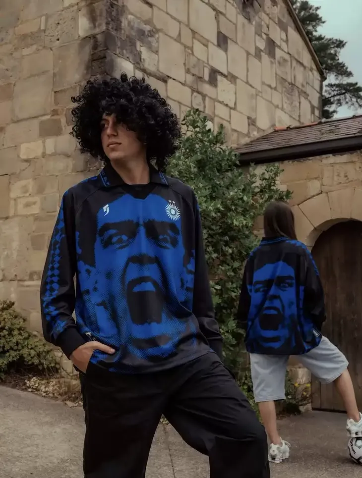 La remera con la imagen de Diego Armando Maradona gritando su último gol con la Selección Argentina. Fue en el 3-0 ante Grecia durante el Mundial de los Estados Unidos '94. La remera con la imagen de Diego Armando Maradona gritando su último gol con la Selección Argentina. Fue en el 3-0 ante Grecia durante el Mundial de los Estados Unidos '94.