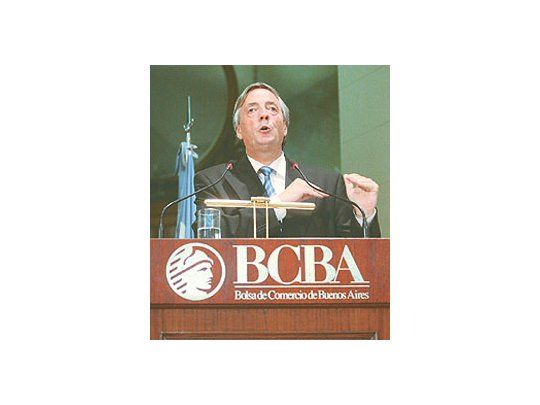 Néstor Kirchner durante el discurso en la Bolsa de Comercio.