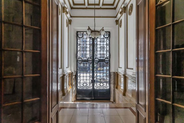 Zona de ingreso al edificio, mantiene pisos y puertas originales Zona de ingreso al edificio, mantiene pisos y puertas originales