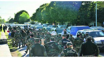 RASTRILLAJE. Más de 500 policías participaron ayer de un operativo en Olavarría para buscar a los desaparecidos.