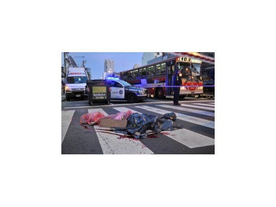 Sicarios ejecutan a un hombre y matan a mujer que bajaba del colectivo