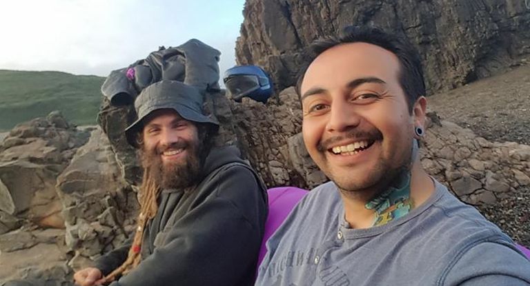 Santiago Maldonado junto a su amigo Marcos Ampuero