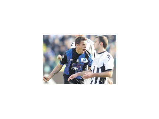 Germán Denis se llena la boca de gol. El exjugador de Independiente marcó los dos tantos del Atalanta en el empate ante Siena.