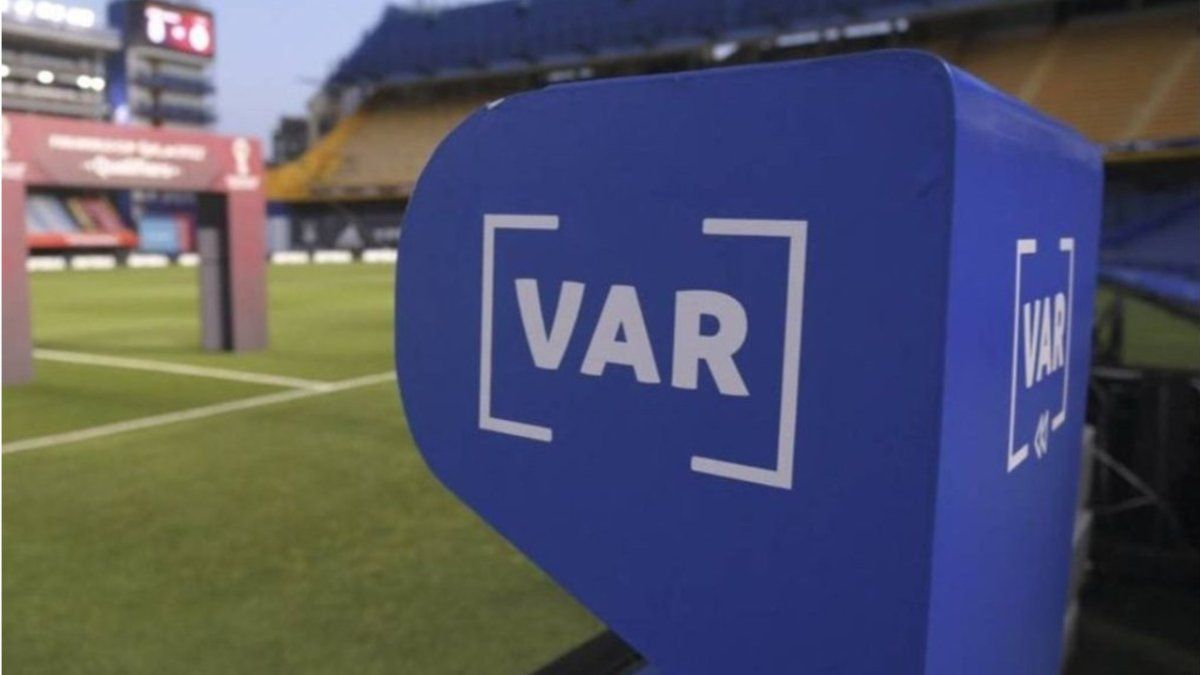 FIFA made the operation of the new VAR official: what it is and how it works