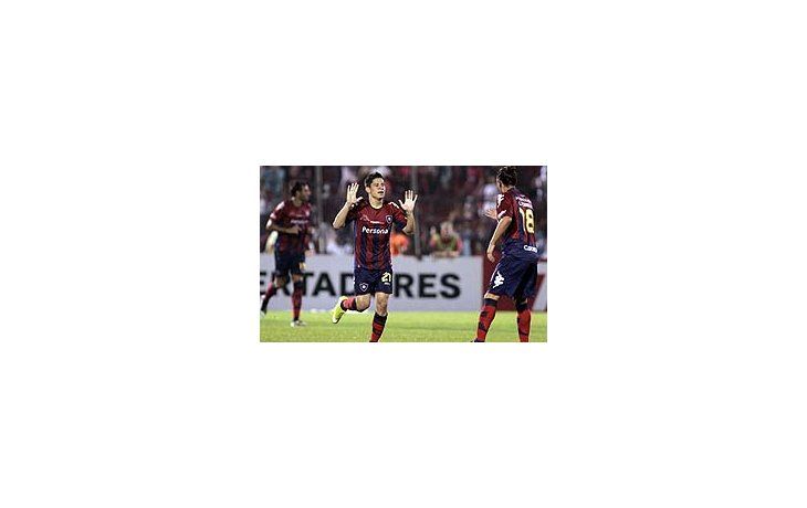 Juan Iturbe festeja uno de sus tantos. Detrás de él corre Roberto Nanni, también autor de dos goles en el partido.