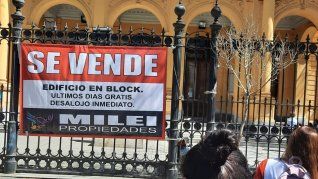 El cartel colgado en la puerta del Mariano Acosta.&nbsp;