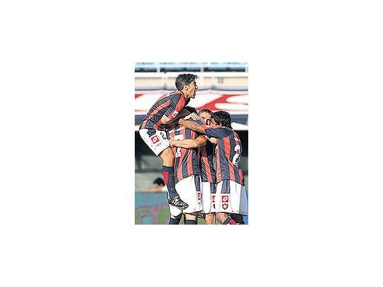 Todos apiñados, festejando uno de los goles de Silvera. San Lorenzo dio vuelta el resultado y sigue firme en sus pretensiones de ser campeón.