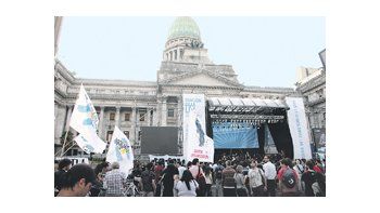 Mientras en el Congreso los dos recintos aprobaban decenas de leyes y cientos de resoluciones, en un escenario sobre la avenida Entre Ríos, Amado Boudou organizó el festejo de la sanción de la nueva ley de la música.