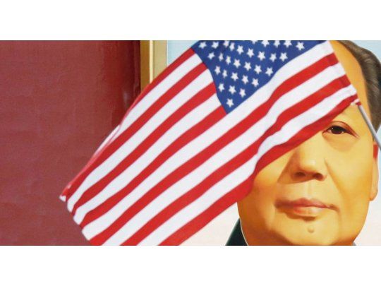 ENCUENTRO DE DOS MUNDOS. Una bandera estadounidense, colocada para recibir a Donald Trump, flamea frente a un retrato de Mao en Tiananmen.