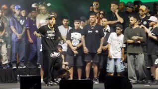 Ecko sacó un arma durante su batalla con Nacho.