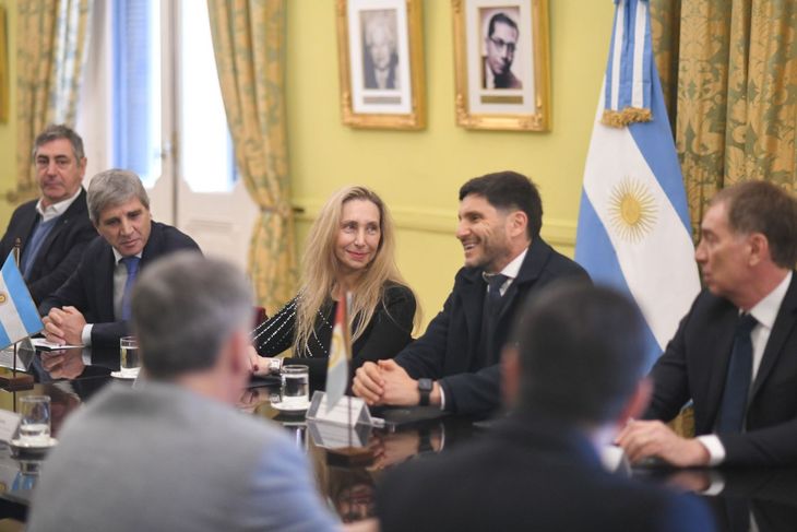Karina Milei y Maximiliano Pullaro, durante el traspaso de la ruta A012 a Santa Fe.