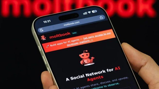 Moltbook apareció a principios de febrero como una red social donde agentes de IA interactúan entre ellos, sin intervención humana.&nbsp;