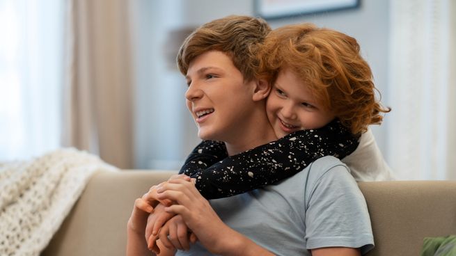 Qué dice la ciencia sobre los chicos que cuidan a sus hermanos.