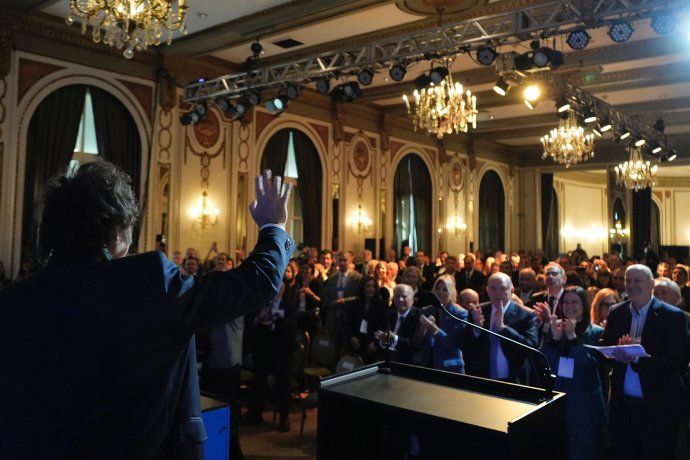Javier Milei en el Council, aplaudido por empresarios y por su gabinete.