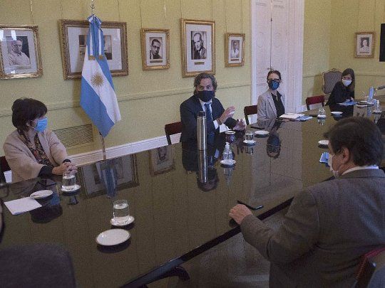 Del encuentro formaron parte los titulares del ministerio de Trabajo, Claudio Moroni; de Economía, Martín Guzmán; de Desarrollo Social, Daniel Arroyo; de la AFIP, Mercedes Marcó del Pont; de Desarrollo Productivo, Matías Kulfas; el presidente del Banco Central de la República Argentina, Miguel Pesce; de la Anses, Fernanda Raverta y la vicejefa de Gabinete, Cecilia Todesca Bocco.