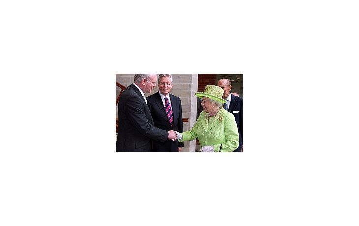 El histórico saludo en Belfast.