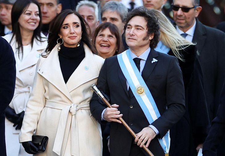 Javier Milei acompañado por la vicepresidenta, Victoria Villarruel, hacia la Catedral de Buenos Aires.