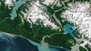 Nueva Isla en Alaska: el agua de deshielo se acumula en sus frentes y forma lagos proglaciares.
