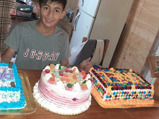 Los padres de Joaquín, el nene pastelero, denunciaron agresiones en las redes sociales.