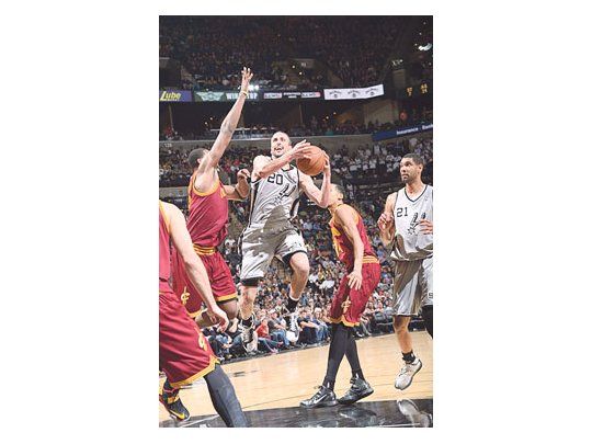 El bahiense Emanuel Ginóbili guió a San Antonio Spurs a la victoria ante  Cleveland Cavaliers por 119 a 113. “Manu” anotó 14 puntos en los 26 minutos que jugó.