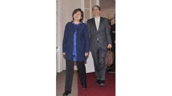 La ministra de Planificación, Viviana Caro, y el subsecretario adjunto de Estado, Kevin Whitaker.