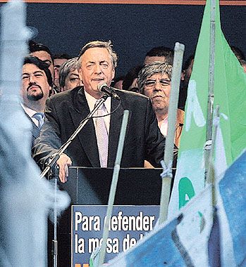 Néstor Kirchner volvió ayer a ser orador de un acto masivo: fue frente al Congreso, antes de la vigilancia de sus soldados, donde comparó los escraches de productores con los temibles grupos de tarea de la dictadura.