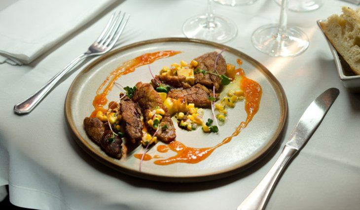 En cuanto al emplatado, presentan a las mollejas en láminas, que sirven sobre un puré de papas y zucchinis, acompañado de boniatos crocantes y ajo asado. En cuanto al emplatado, presentan a las mollejas en láminas, que sirven sobre un puré de papas y zucchinis, acompañado de boniatos crocantes y ajo asado.