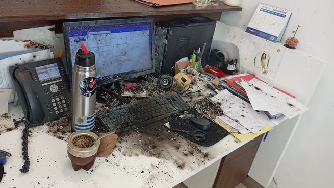 Así quedo la oficina donde explotó el paquete.