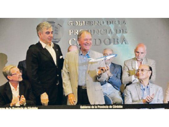 Vuelo. Schiaretti, ayer con el presidente de Aerolíneas Argentinas, Mario Dell’ Acqua, para incrementar la conectividad en la provincia. El cordobés fue el único que cerró el acuerdo con Nación por el déficit 2017.