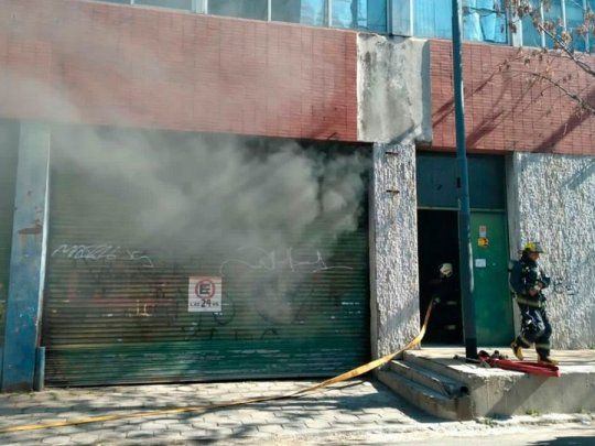 El depósito incendiado fue localizado en la calle Santa Magdalena al 500.