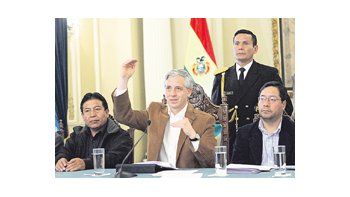 Con Evo Morales de viaje en Venezuela, fue el vicepresidente de Bolivia, Álvaro García Linera, uno de los hombres más influyentes del Gobierno, el encargado de anunciar el aumento de los combustibles, que permitirán un ahorro de u$s 380 millones anuales en concepto de subsidios al consumo.