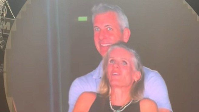 Coldplay accidentally revealed an infidel couple in full show