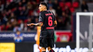 Equi Férnandez jugó solo 14 minutos en su debut y fue expulsado a pesar de la victoria del Bayer Leverkusen.