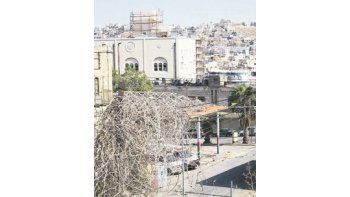 ámbito.com | Algunas calles del sector H2 están reservadas exclusivamente al tránsito de colonos. Shuhada, una de las principales arterias de la ciudad (foto) y otrora mercado de verduras, permanece cerrada a causa del check point.   Para evitarla, los palestinos qu