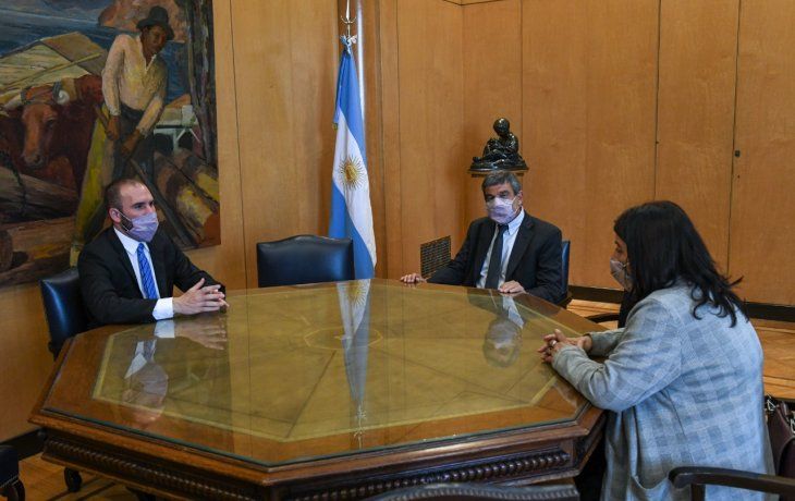 Martín Guzmán junto a Roberto Salvarezza y Ana María Franchi.
